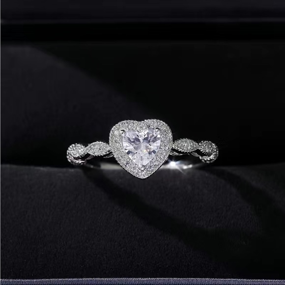 New Women’s 925 Silver Romantic Heart Diamond Ring - Picture 3 of 7